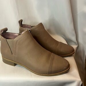 Tom’s Leather Reese Cap Toe Boot Beige Size 7.5